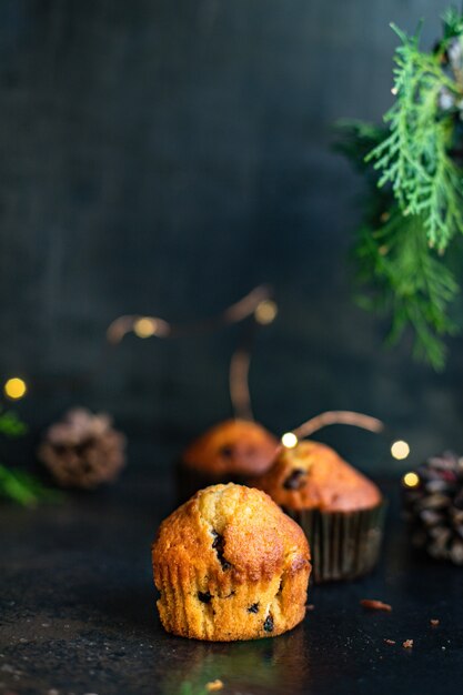 magdalenas de mini muffins con chispas de chocolate y luces navideñas