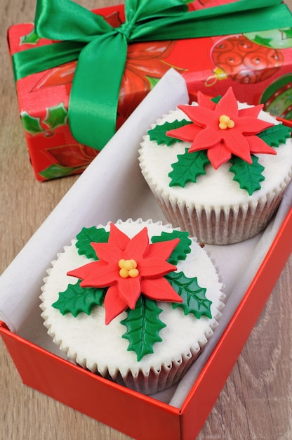 Magdalenas navideñas de chocolate decoradas con copo de nieve de perlas de mazapán