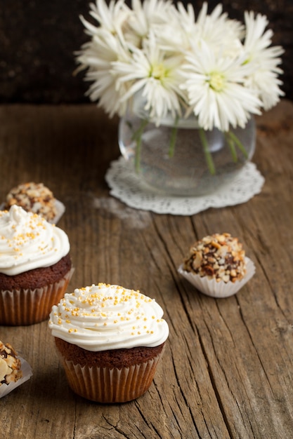 Magdalenas con trufas de cokolate y flores