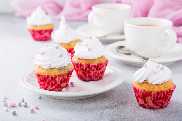 Magdalenas De Vainilla Con Crema Blanca