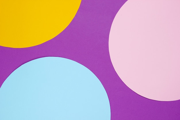 Magenta creativa con círculos de papel de colores