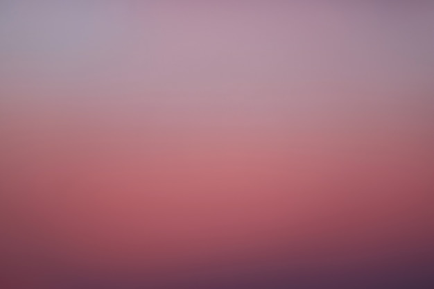 Magentarote und purpurrote Farbabstufung des Sonnenaufganghimmels in Thailand