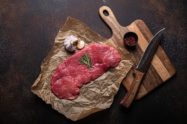 Mageres rohes Filetsteak vom Rind auf Backpapier mit Rosmarin