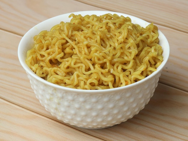 Maggie Noodles Fideos instantáneos servidos en un bol sobre un fondo rústico de madera enfoque selectivo