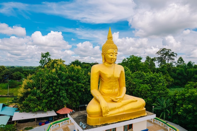 Magha Asanha Visakha Puja Day , estatua de Buda , hoja de bodhi con doble exposición y len acampanado , sof