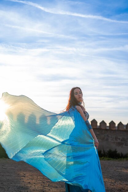 Magia alada al atardecer Actuación de una bailarina oriental