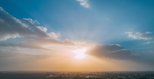 Magia matutina horas doradas amanecer drone vista del sol saliendo por encima de los árboles del bosque