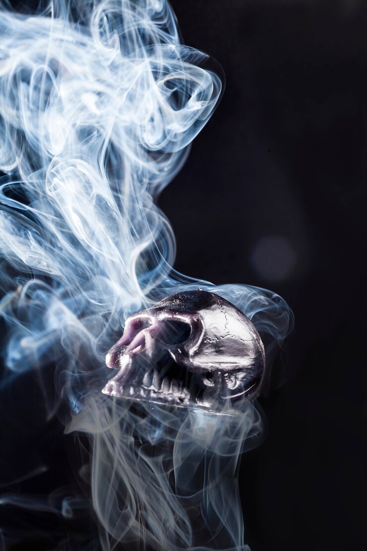 Magia negra en mano con humo en el cráneo.