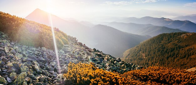 Magia puesta de sol en las montañas