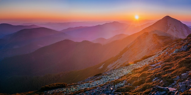 Magia puesta de sol en las montañas