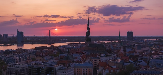 Magica puesta de sol aérea sobre el casco antiguo de Riga, la capital de Letonia