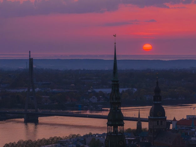 Magica puesta de sol aérea sobre el casco antiguo de Riga, la capital de Letonia