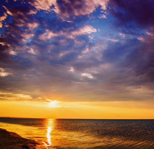 Mágica puesta de sol sobre el mar negro