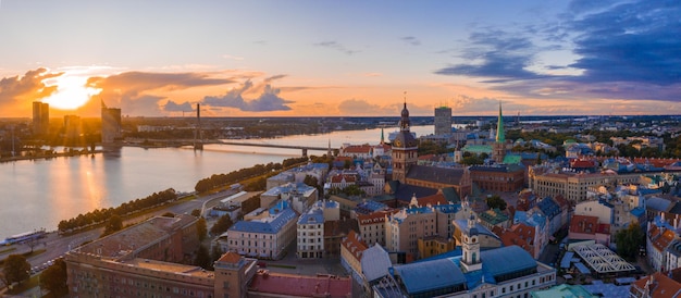 Mágica puesta de sol tormentosa sobre el casco antiguo de Riga, la capital de Letonia. Nubes de tormenta formándose en el cielo. Hermosa Riga al atardecer.