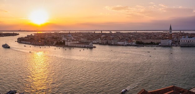 Mágica vista del atardecer sobre la hermosa Venecia en Italia. Vista aérea de la laguna de Venecia con una hermosa vista de la ciudad.