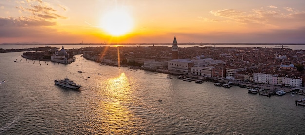 Mágica vista del atardecer sobre la hermosa Venecia en Italia. Vista aérea de la laguna de Venecia con una hermosa vista de la ciudad.