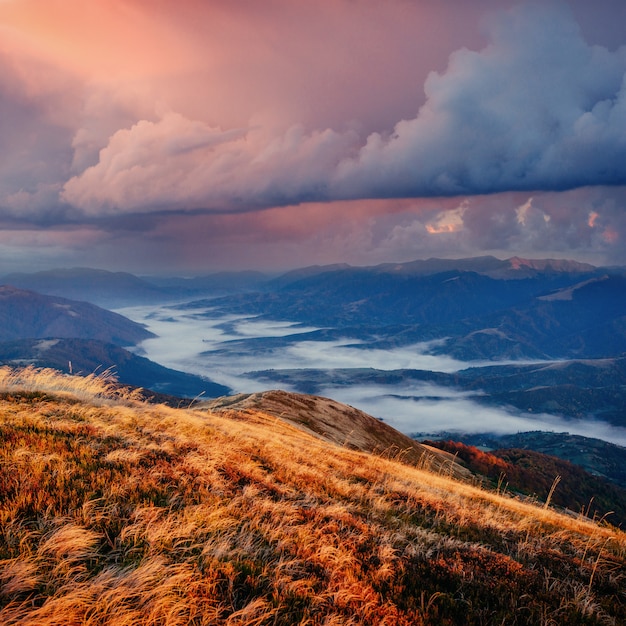 Mágico atardecer en las montañas de Ucrania