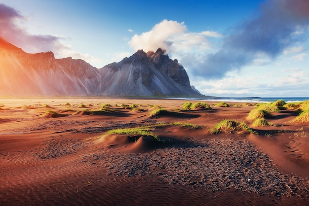 Mágico atardecer en una playa de arena. Mundo de la belleza. Turquía