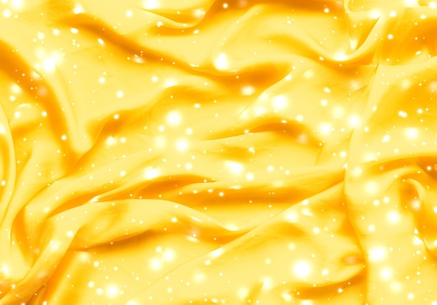 Magische Feiertagsgoldene weiche Seide flatlay Hintergrundbeschaffenheit mit glühender Schneeluxusschönheitszusammenfassungskulisse