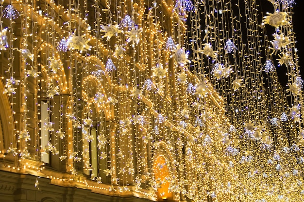 Magische Lichtergirlandenbeleuchtung an den Weihnachtsfeiertagen in der Stadt
