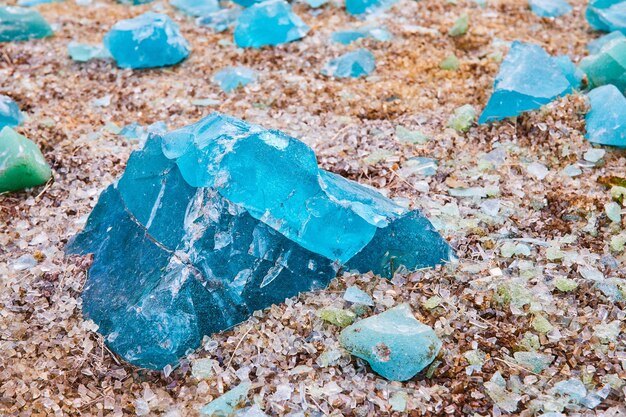 Magische und wunderschöne Stücke blaues, türkisfarbenes Glas ruhen auf Haufen weißen Kristallglas