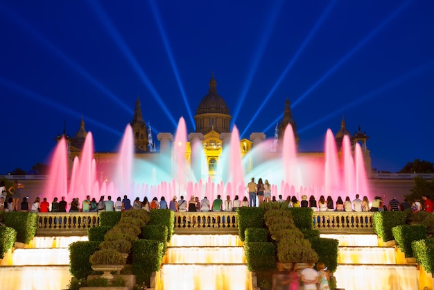 Foto magischer brunnen und nationalmuseum, barcelona, spanien