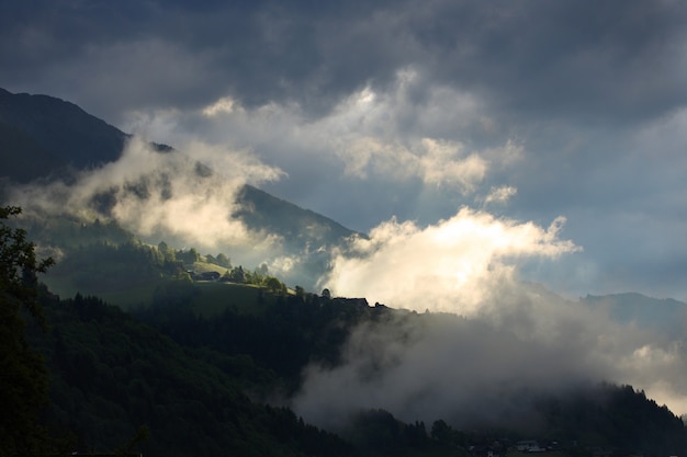 Magischer Morgen in den Bergen, Österreich