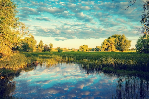 Magischer Sonnenaufgang über dem See Misty Morning ländliche Landschaft Wildnis Schöne wilde Natur Ukraine Spiegelung im See