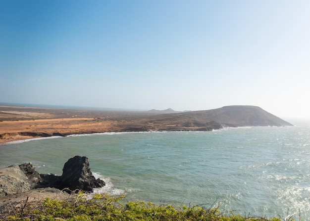 Magischer Sonnenuntergang an der majestätischen Küste von La Guajira in Kolumbien mit Klippen und Meer