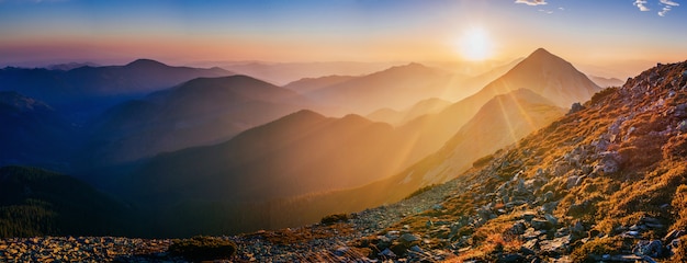 Magischer Sonnenuntergang in den Bergen