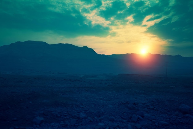 Magischer Sonnenuntergang über dem Berg in der wilden Natur Israels der judäischen Wüste