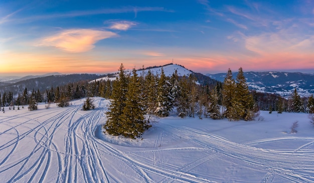 Magisches Winterpanorama von schönen schneebedeckten Pisten in einem Skigebiet in Europa an einem sonnigen, windstillen, frostigen Tag. Das Konzept der aktiven Erholung im Winter