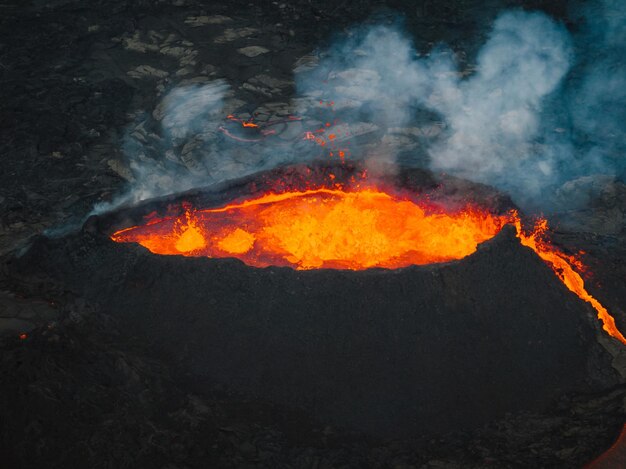 Magma quente de lava fluindo saindo da cratera do vulcão, vista aérea