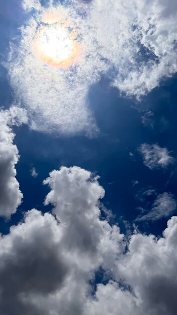 Magnífica bela forma de nuvens cumulonimbus céu azul gradiente de nuvens fundo branco claro