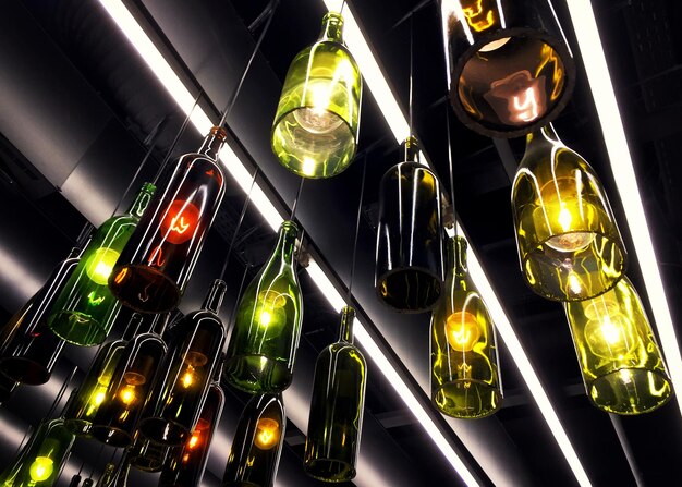 Foto magnífica decoração de lâmpada de luz retrô feita de garrafas de vinho. tonificado