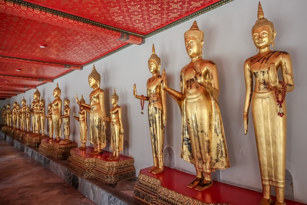 Magnífica estatua de Buda en Wat Pho (Templo), Bangkok, Tailandia