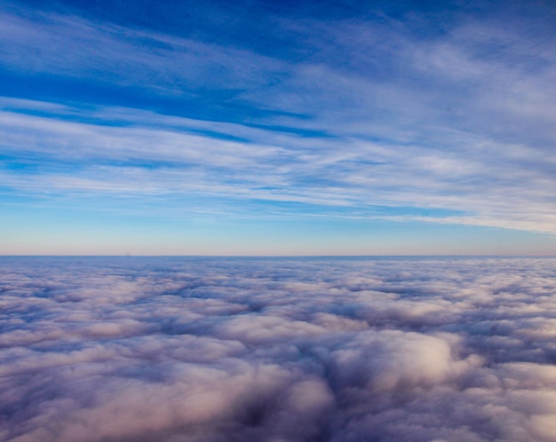 Magnífica imagen de cielo azul de nubes celestiales. Vista desde el avión avión