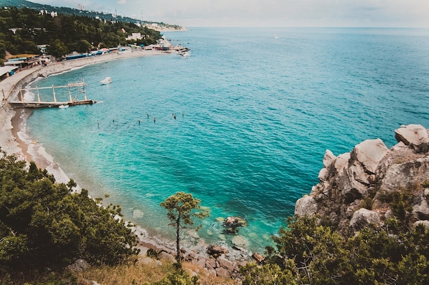 La magnífica naturaleza de las playas tropicales Cove con agua azul y playa en una isla tropical Diva Mountain Crimea Ucrania