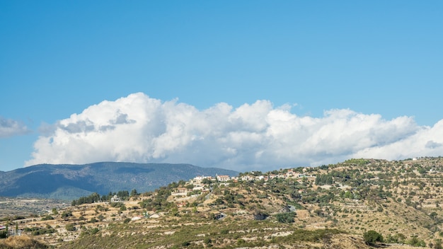 Magnífica paisagem montanhosa em um dia ensolarado, Chipre.