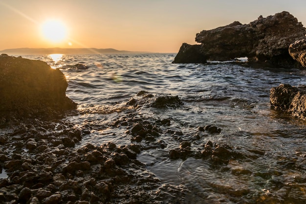 Magnífica puesta de sol sobre la costa del Adriático.