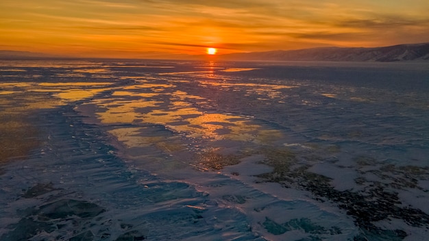 Magnífica puesta de sol sobre el lago Baikal congelado Trozos de hielo congelados en la superficie del lago Rusia