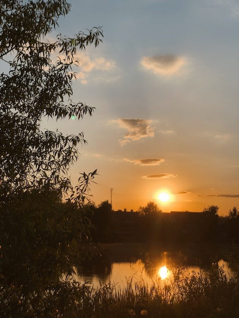 Magnífica puesta de sol sobre el lago con nubes