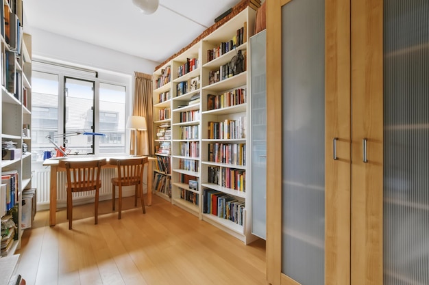 Una magnífica sala de trabajo con una mesa de madera junto a una ventana