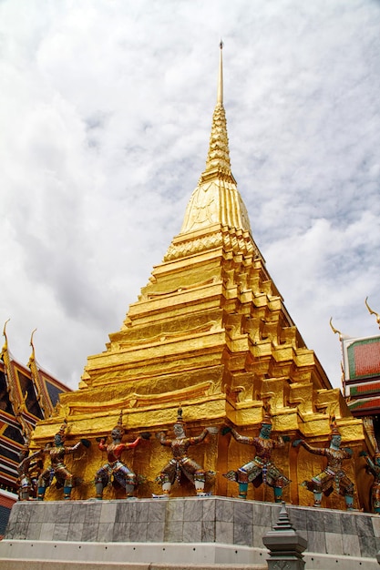 Magnífica Stupa Dourada em Wat Phra Kaeo Grand Palace Bangkok