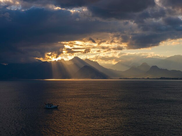 Una magnífica vista del atardecer desde detrás de las montañas.