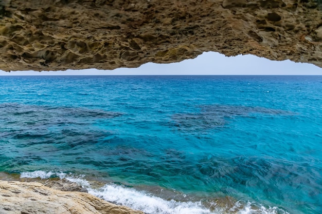 Foto magnífica vista do horizonte de uma caverna nas margens do mar mediterrâneo