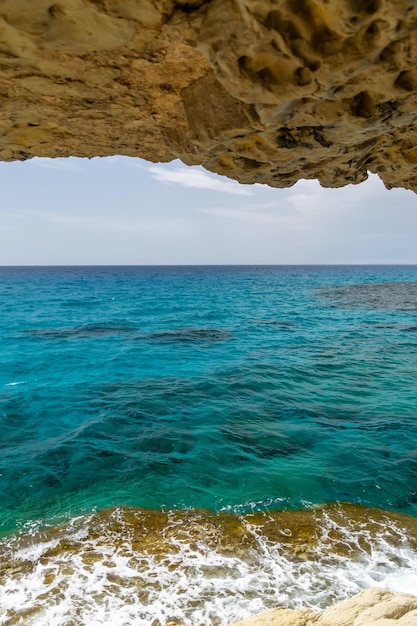 Foto magnífica vista do horizonte de uma caverna nas margens do mar mediterrâneo