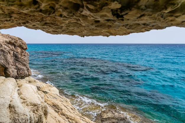 Magnífica vista del horizonte desde una cueva a orillas del mar Mediterráneo.