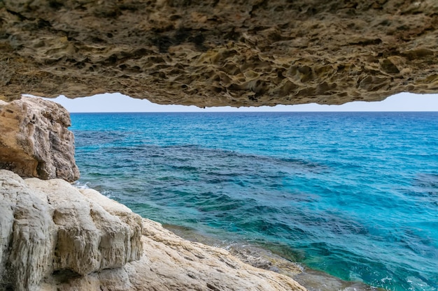 Magnífica vista del horizonte desde una cueva a orillas del mar Mediterráneo
