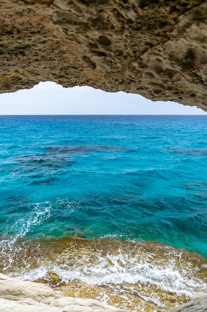 Foto magnífica vista del horizonte desde una cueva a orillas del mar mediterráneo